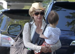 Sarah Michelle Gellar dons Cowboy Hat